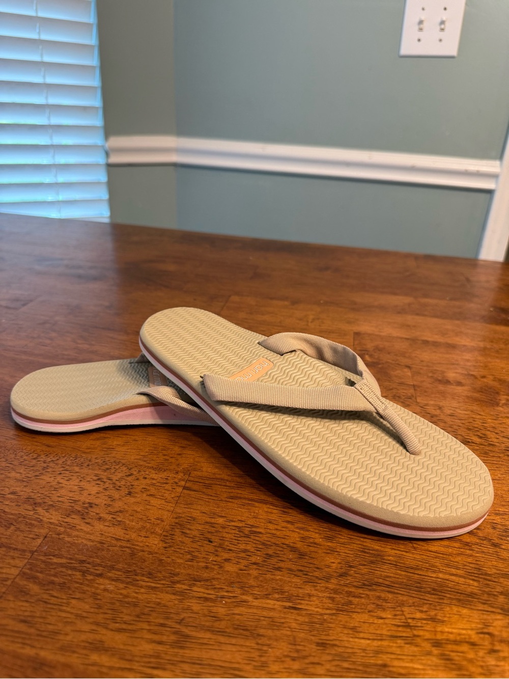 Hari Mari Women's Dunes Flip Flops Size 8 tan Memory Foam Waterproof Sandals